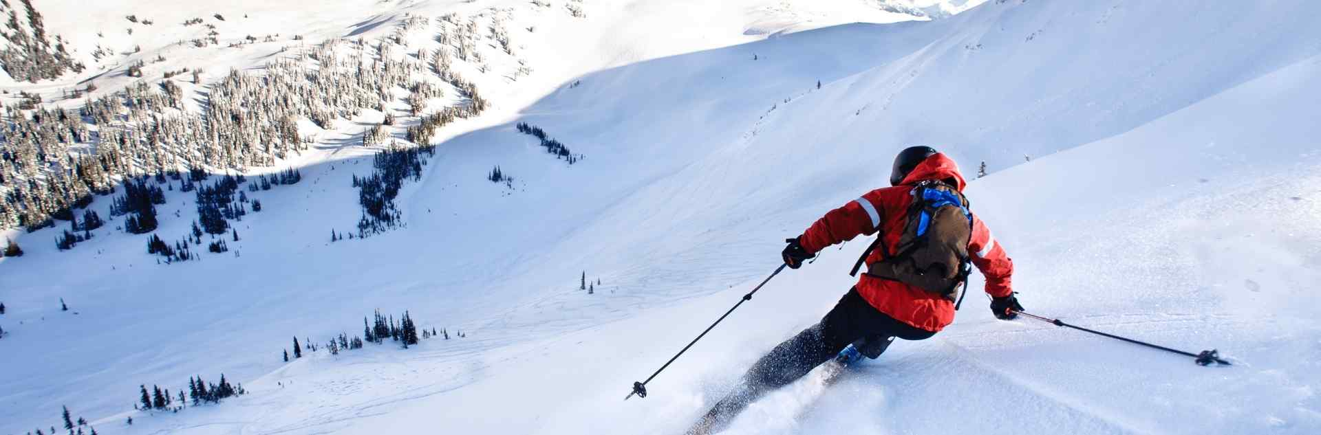 Skifahrer bei Abfahrt im Skiurlaub