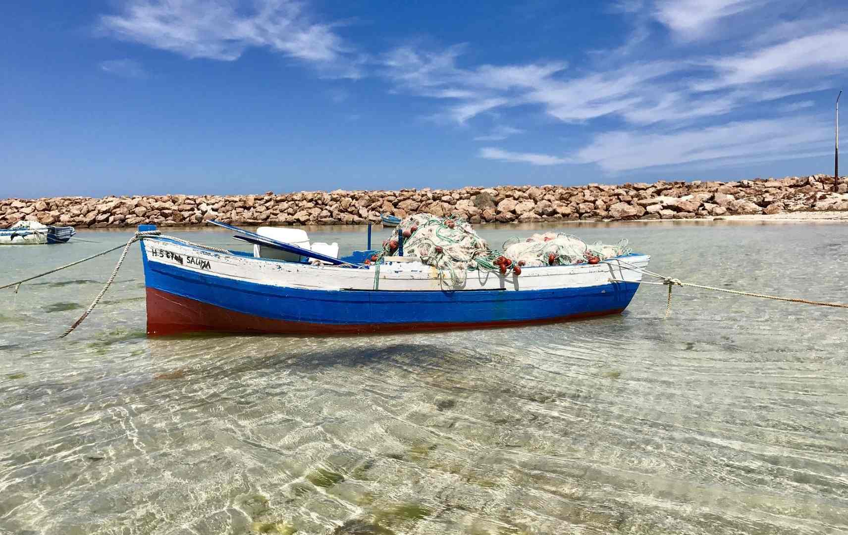 Fischerboot im Meer auf Djerba