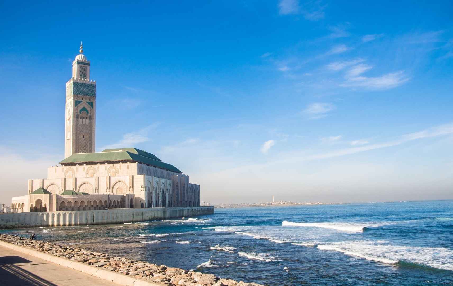 Hassan-II.-Moschee in Casablanca mit Blick aufs Meer