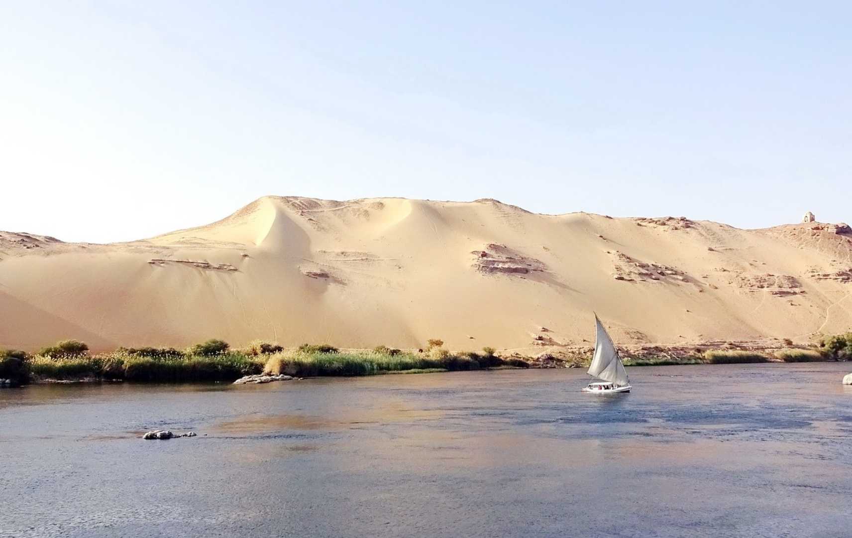 Nil in Ägypten mit Segelschiff und Dünen