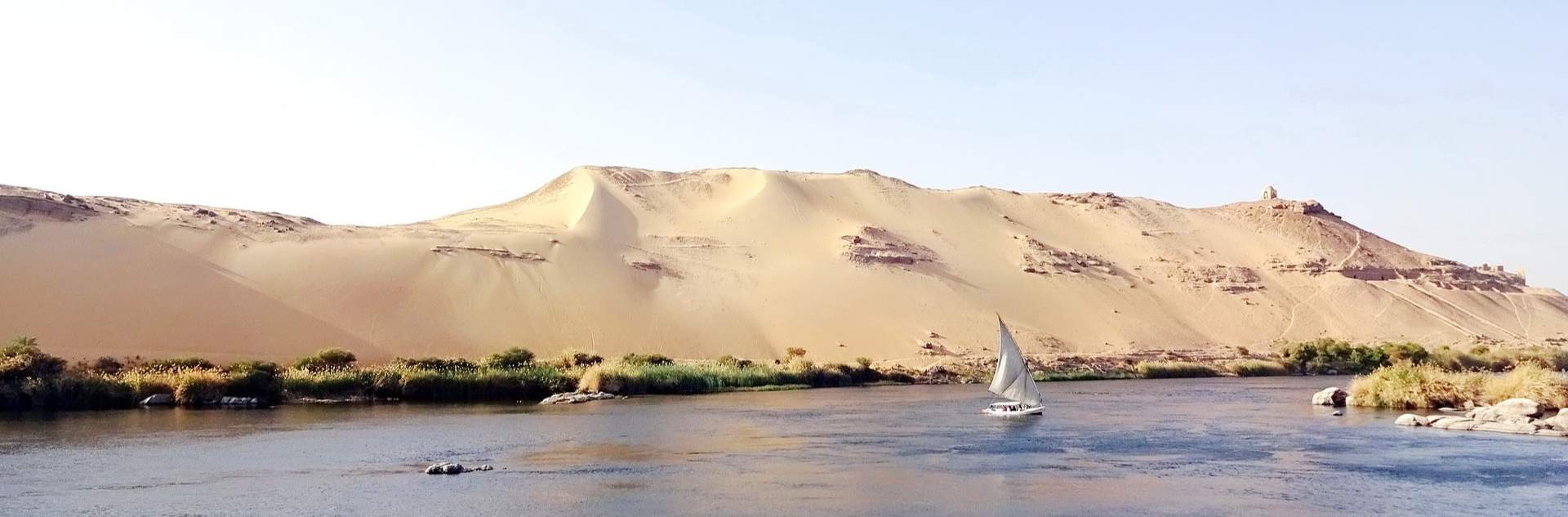 Nil in Ägypten mit Segelschiff und Dünen