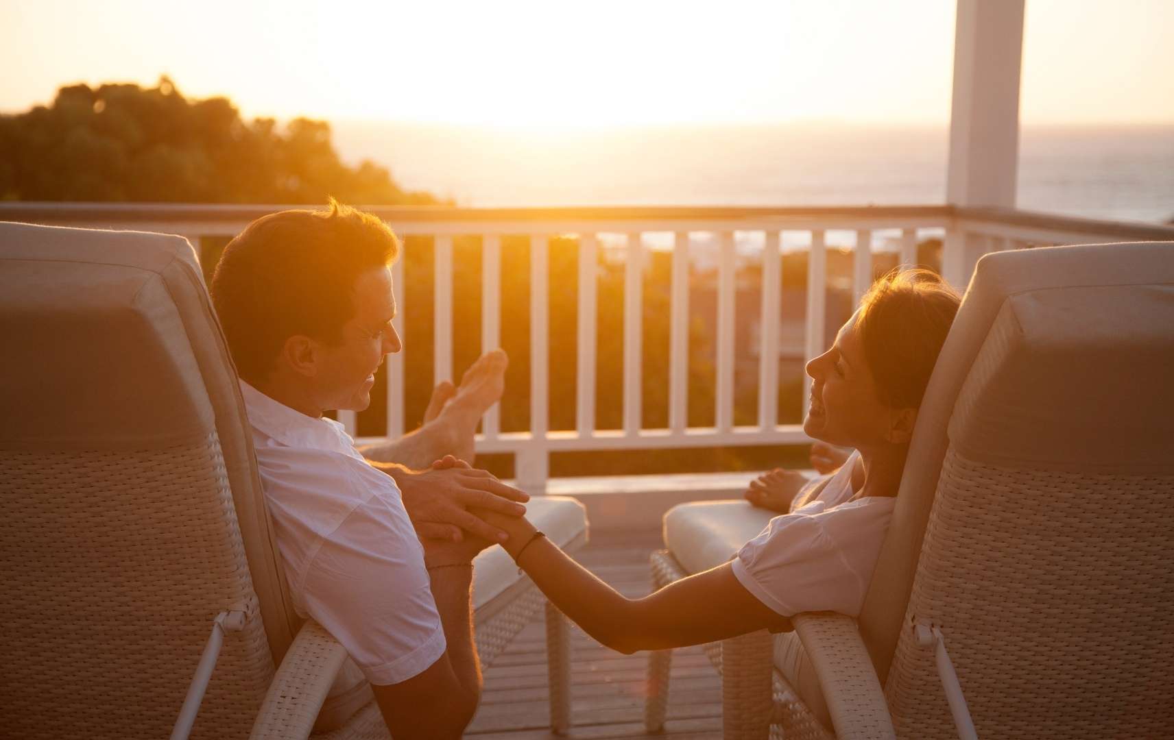Paar genießt Sonnenuntergang auf dem Balkon