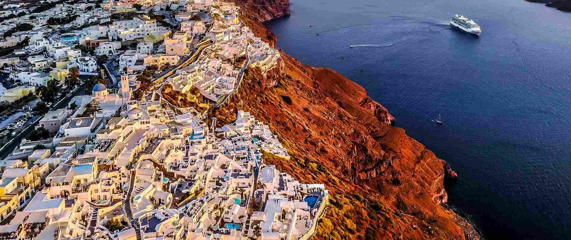 Blick auf Santorini mit Kreuzfahrtschiff