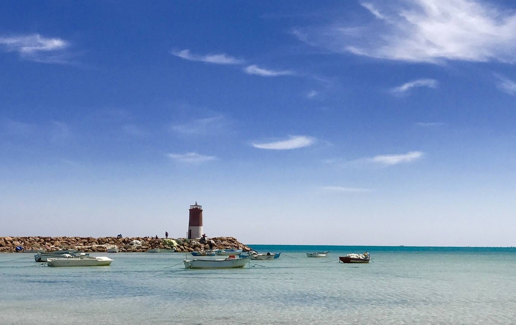 Blick auf Boote im ruhigen Meer auf Djerba