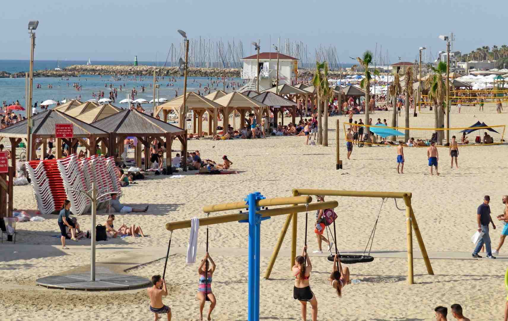 Belebter Strand in Tel Aviv