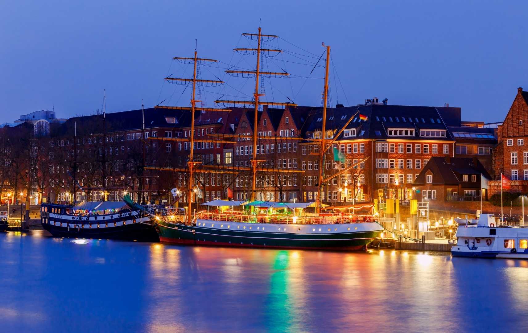 Segelschiff in Bremen bei Nacht