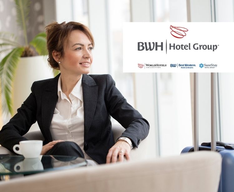 BWH Hotel Group Geschäftsfrau mit Kaffeetasse und Koffer in Lobby
