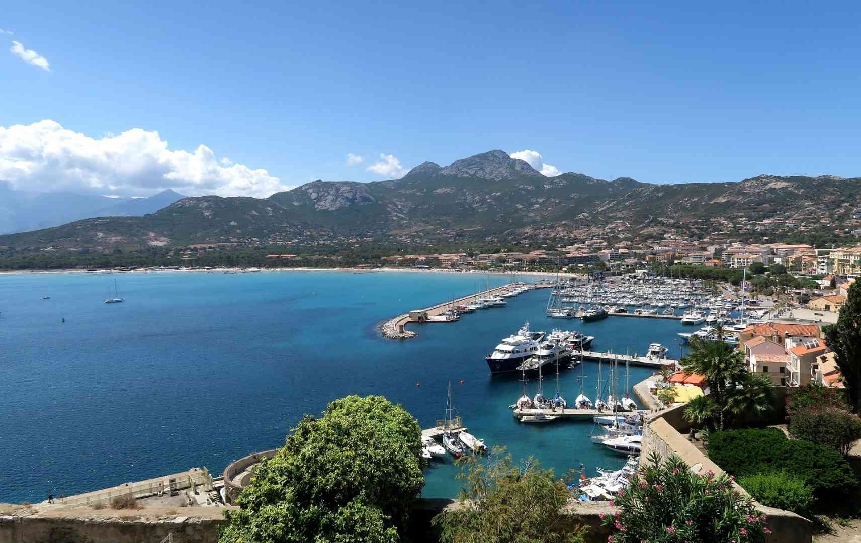 Bucht von Calvi auf Korsika