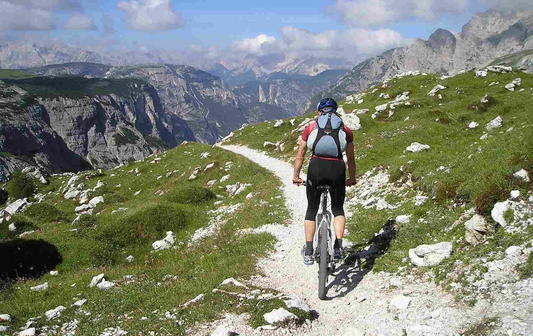 Mountainbikefahrer in den Tiroler Alpen