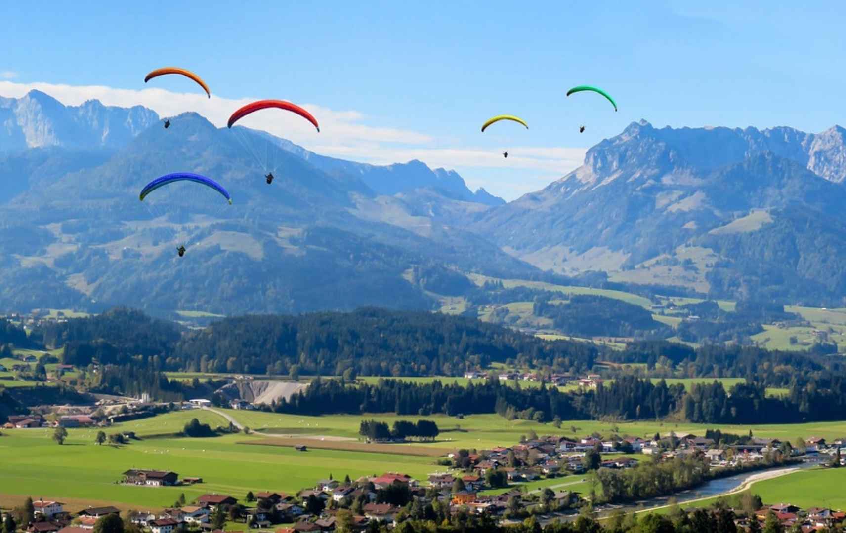 Paragliden in den Alpen in Tirol