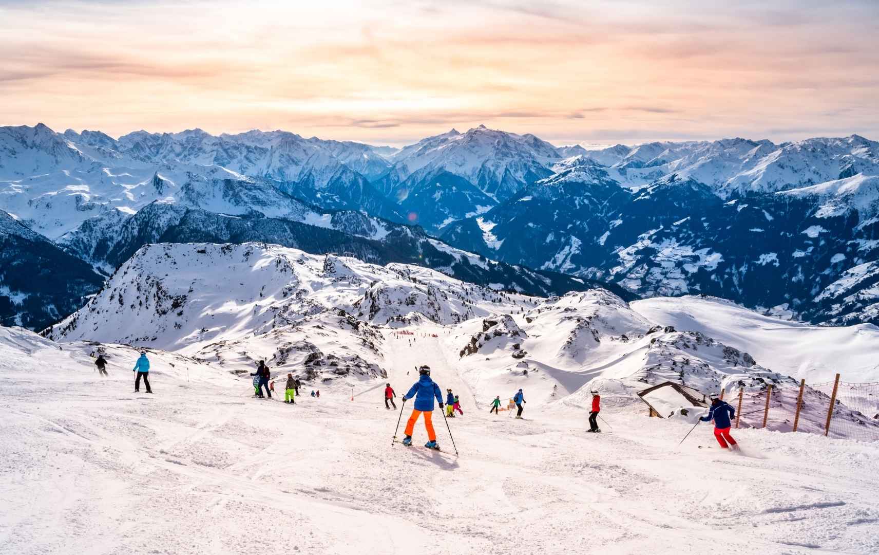 Tirol: Skifahrer auf der Piste