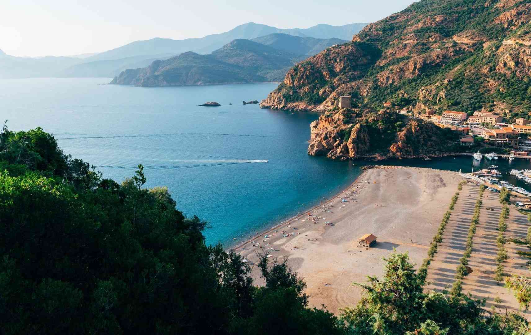 Strand und bergige Landschaft auf Korsika