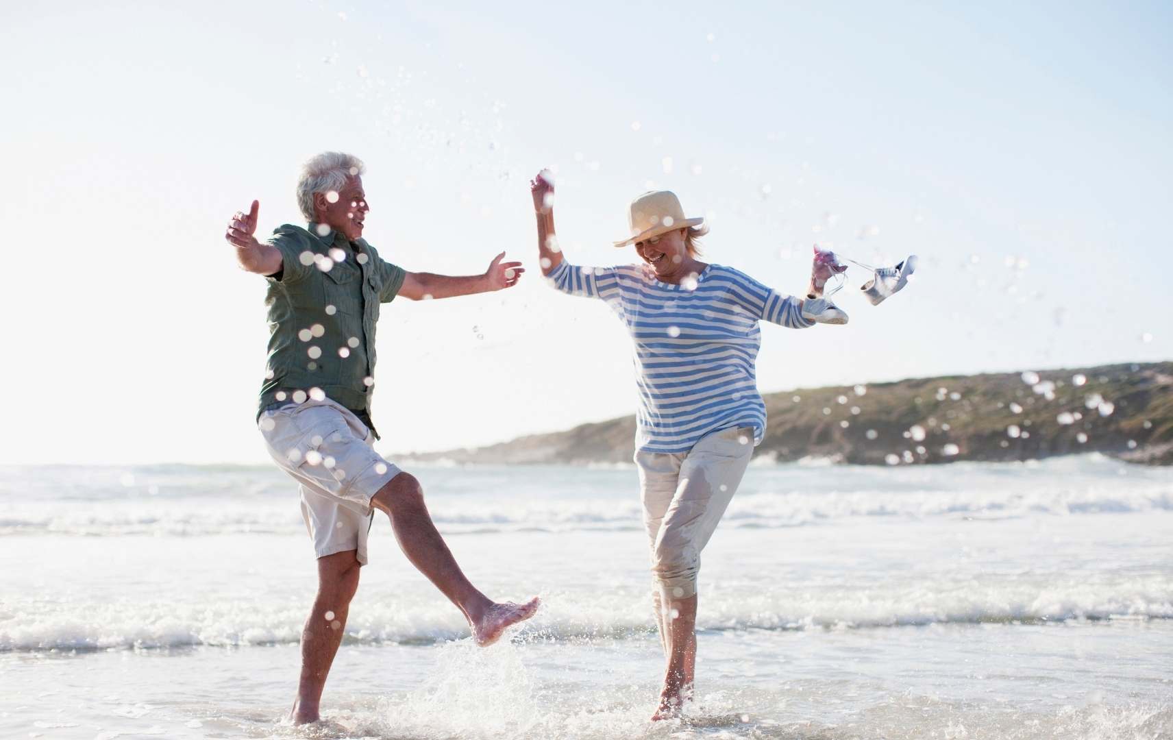 Älteres glückliches Paar tanzt am Strand