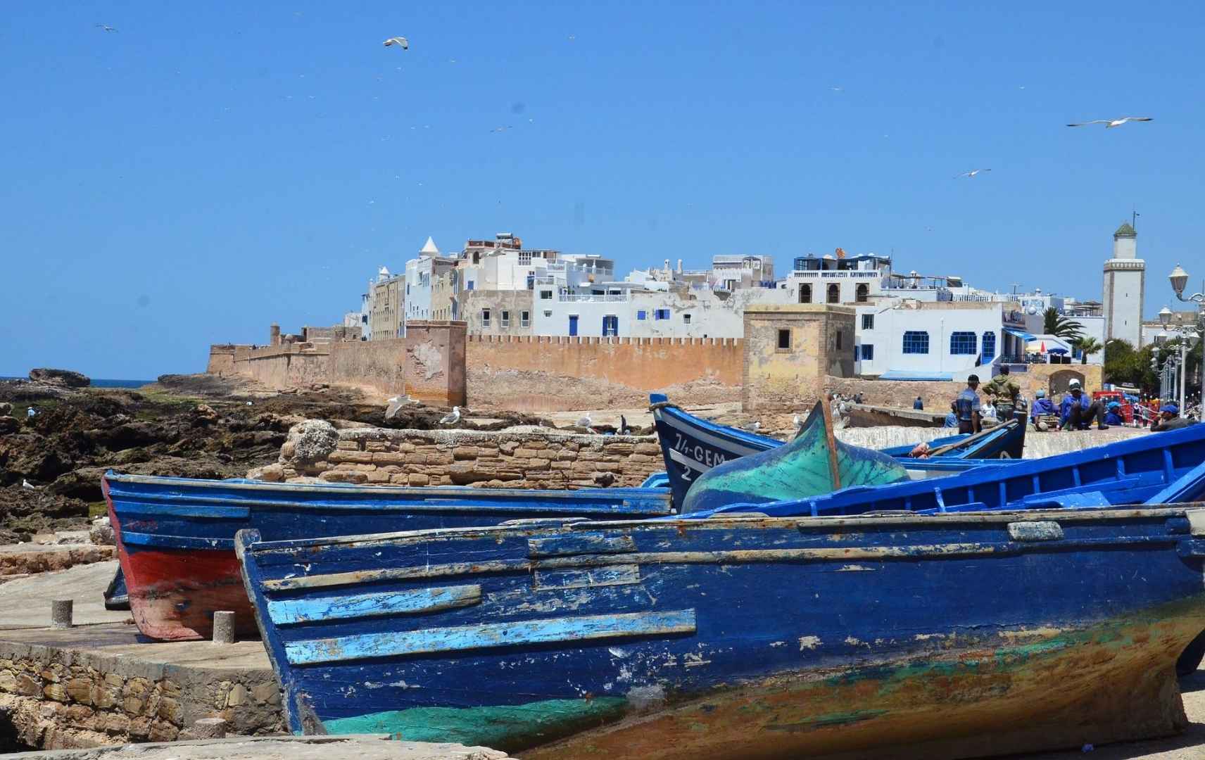 Blick auf Essaouira mit Booten am Strand, Agadir