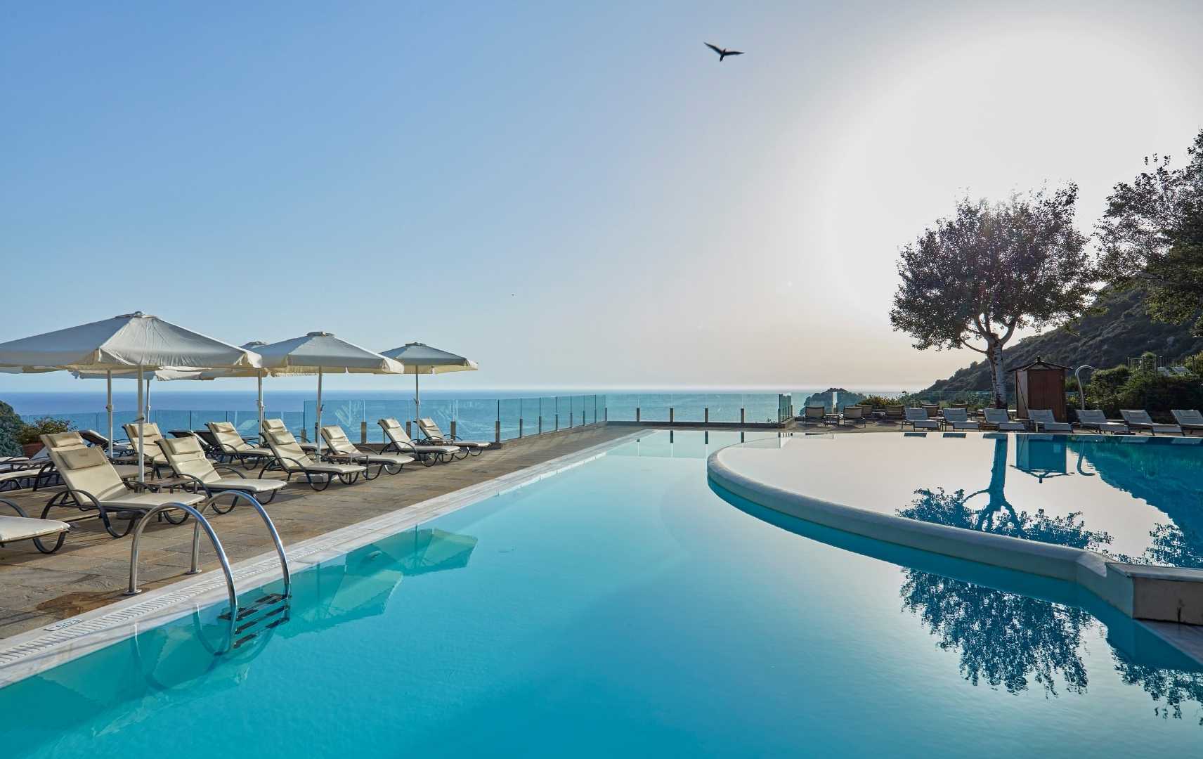 Hero Teaser ToW TUI Blue Atlantica Grand Med Resort Korfu, Pool mit Meerblick