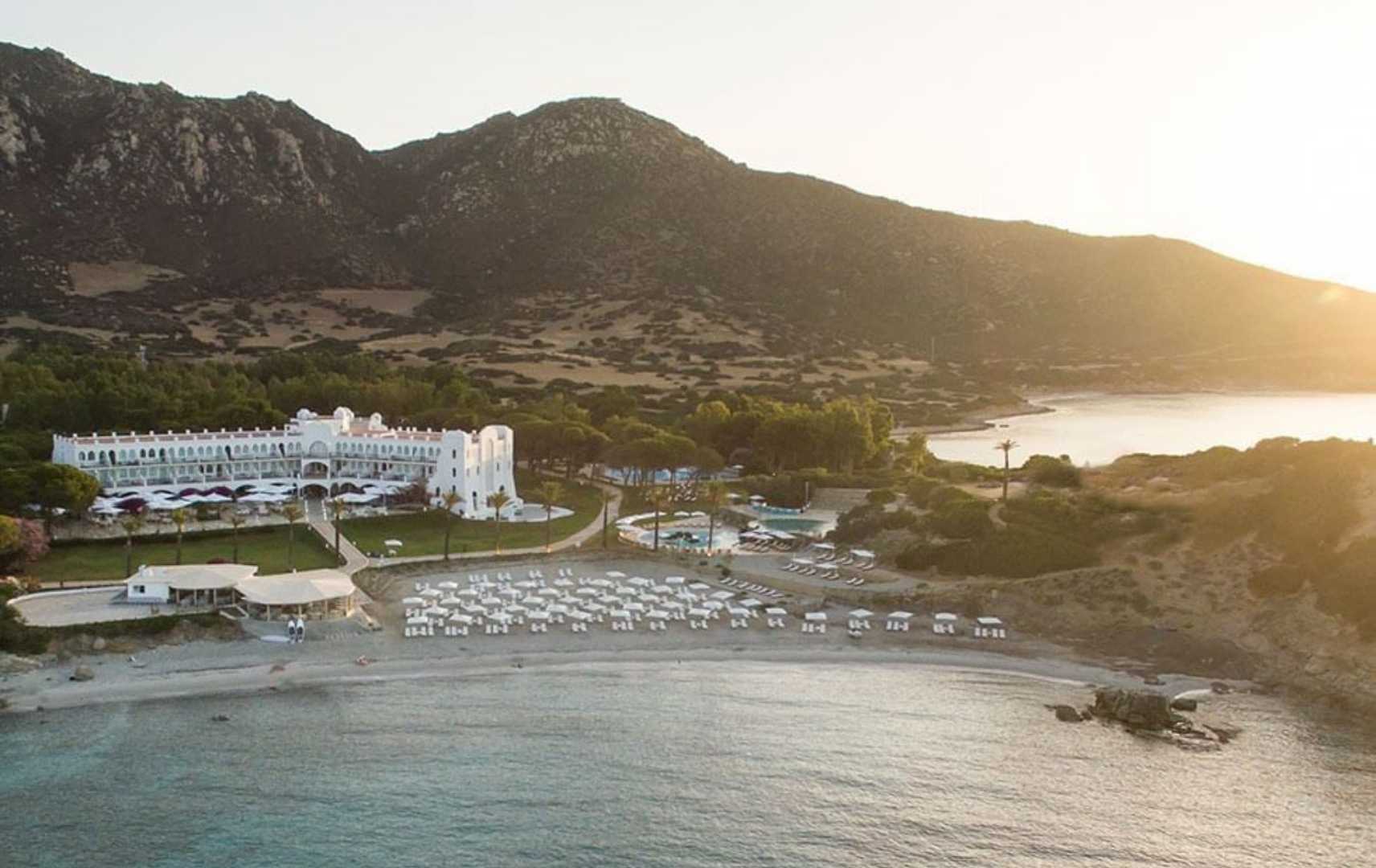 Blick auf das Falkensteiner Resort Capo Boi auf Sardinien