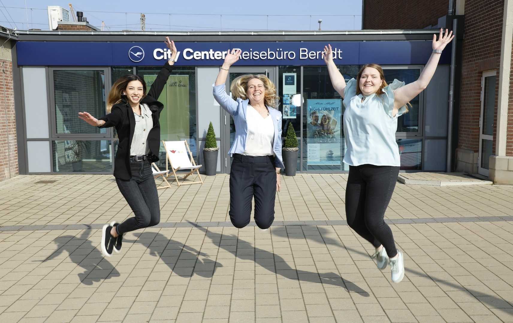 LCC Jump Key Visual Mitarbeiterinnen springen vor Lufthansa City Center Reisebüro Berndt
