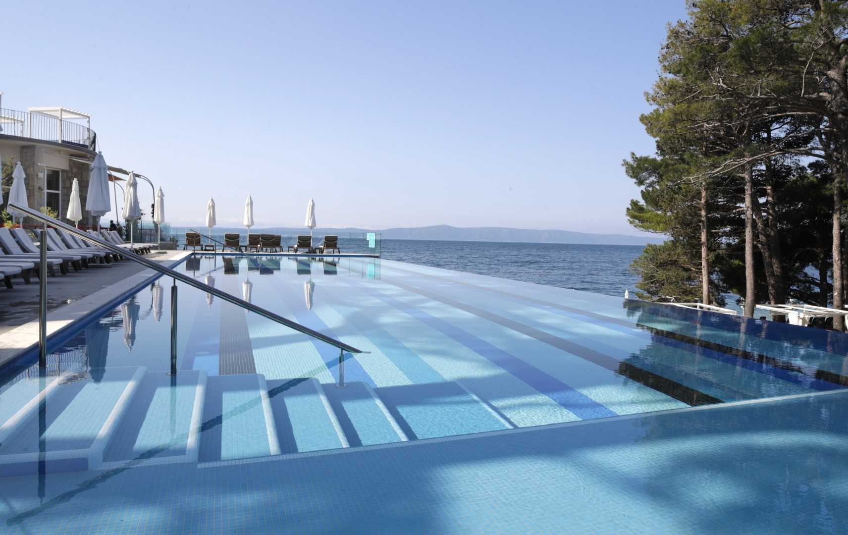 Pool des TUI Blue Jadran in Kroatien mit Meerblick