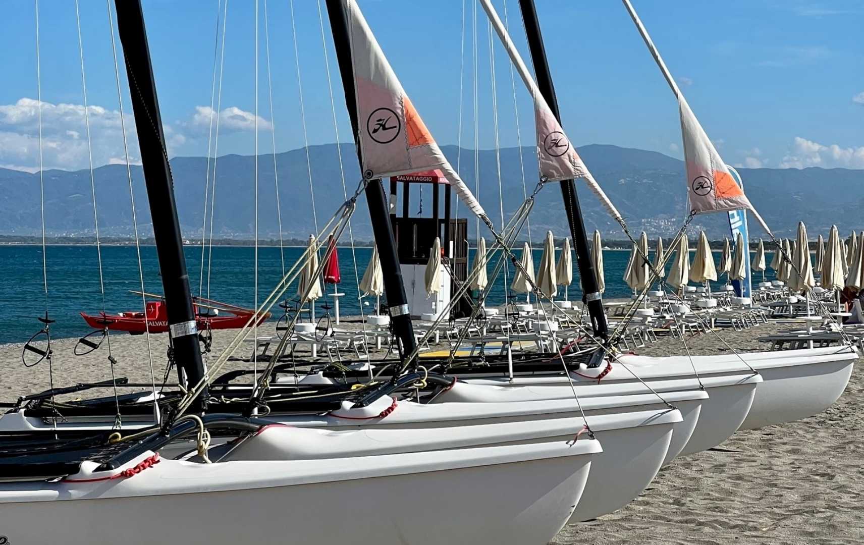 Boote am Strand vom Aldiana Club Calabria