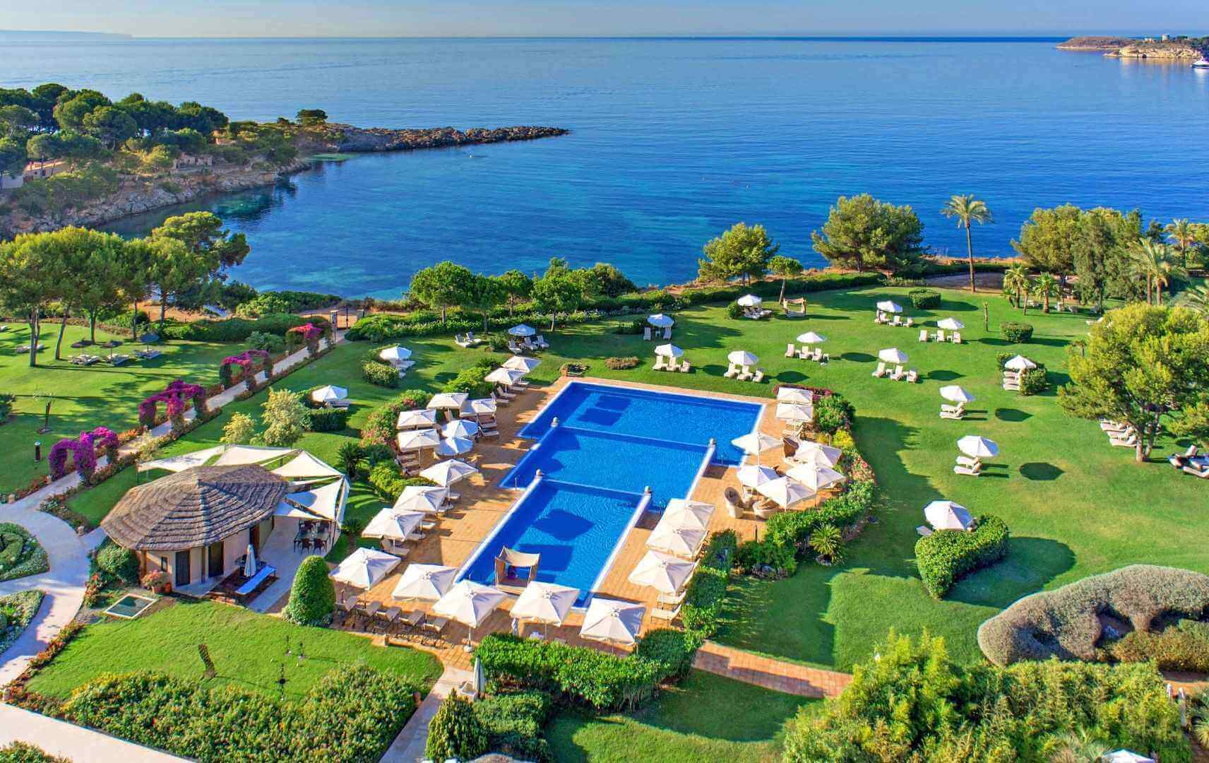 Poollandschaft mit Meerblick des The St. Regis Mardavall Mallorca Resorts