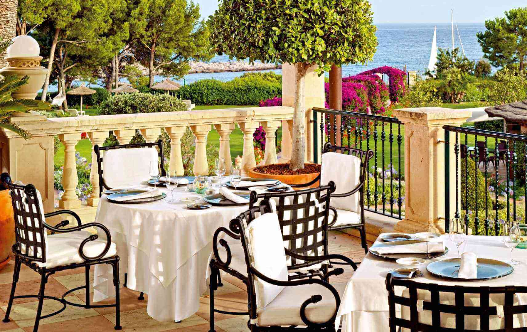 Terrasse des The St. Regis Mardavall Mallorca Resorts