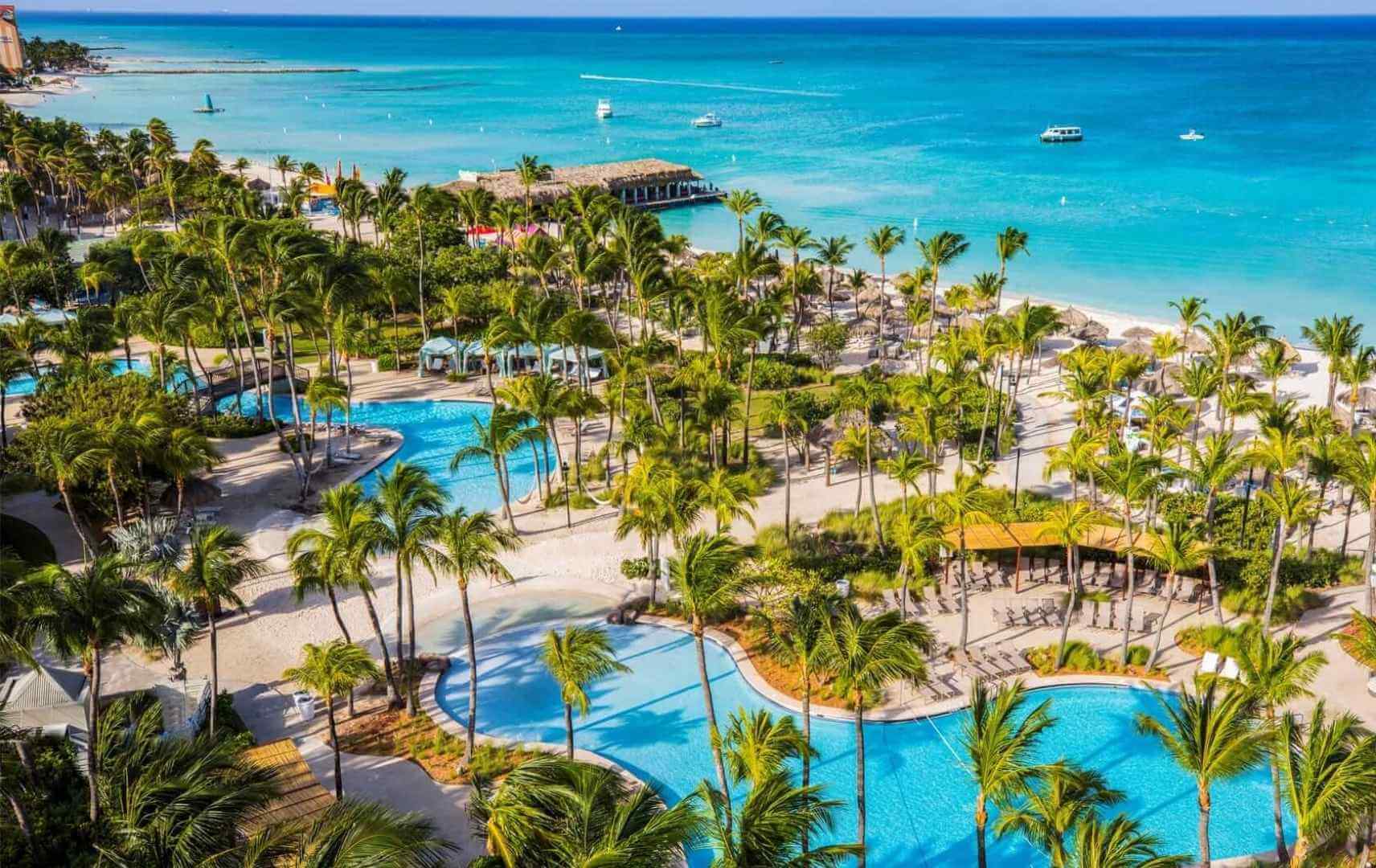 Pool und Strand des Hilton Aruba Caribbean Resort & Casino auf Aruba
