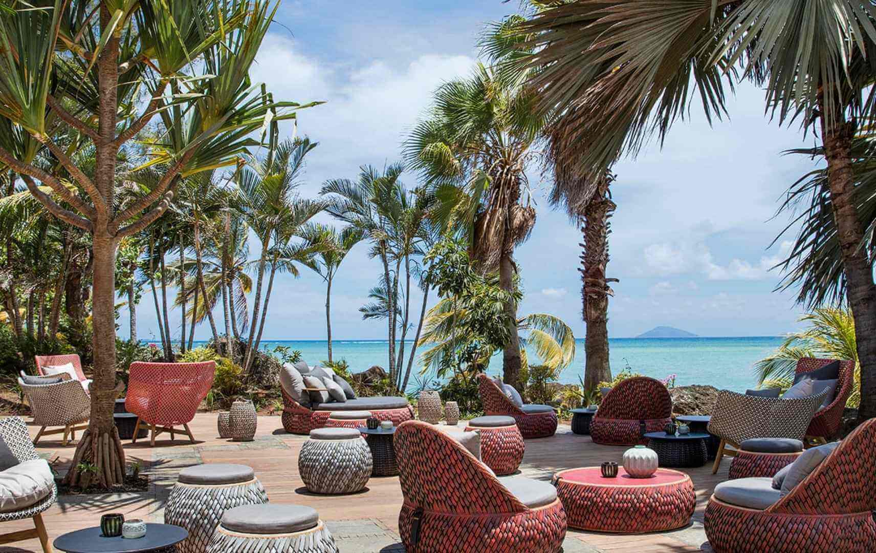 Terrasse mit Palmen und Meerblick des LUX* Grand Gaube Resort & Villas auf Mauritius