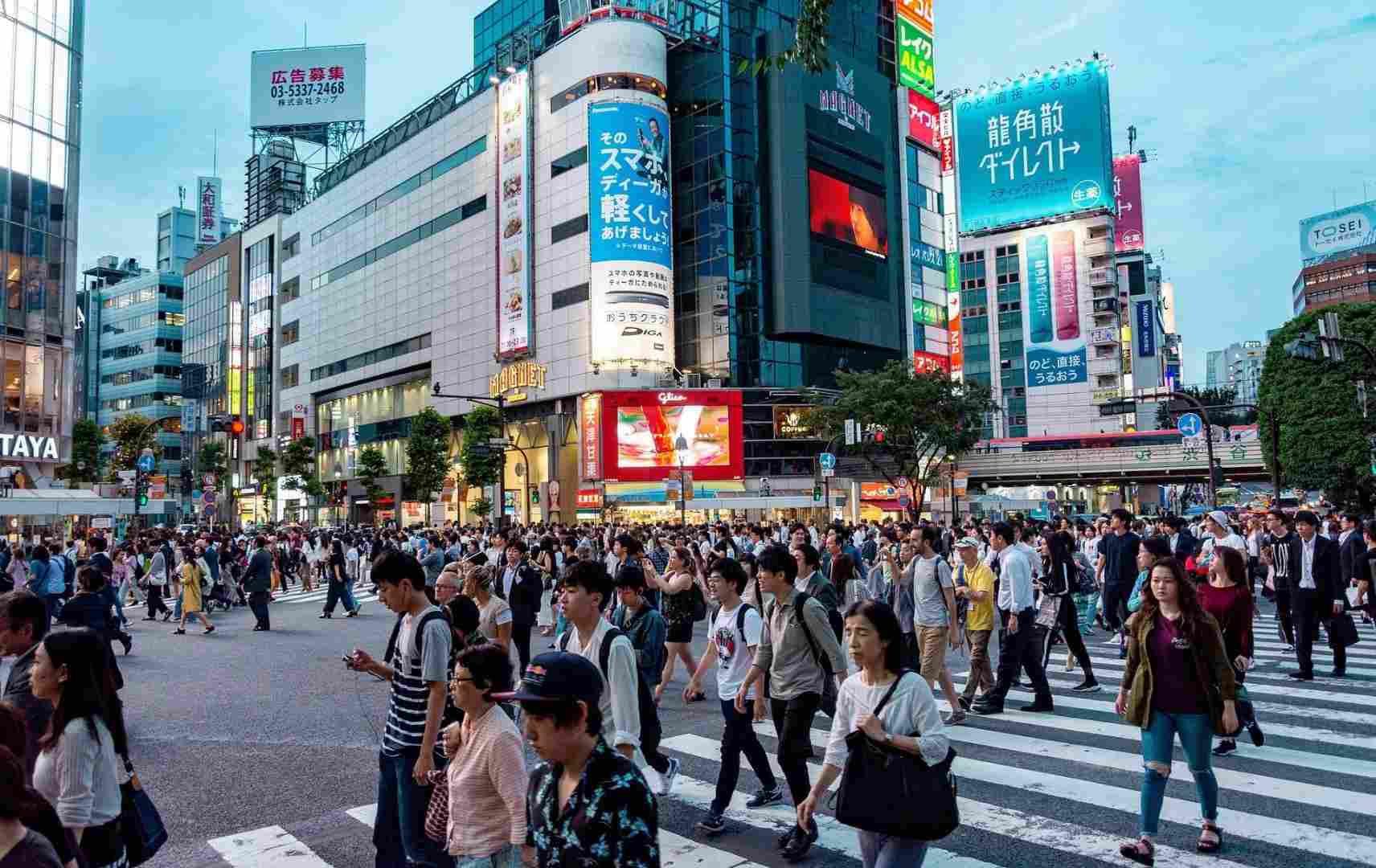 Leute queren die Straße in Tokio