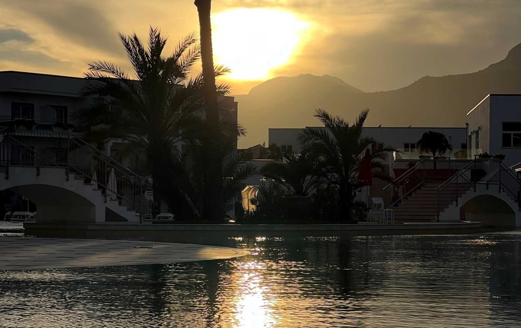 Sonnenuntergang spiegelt sich im Pool des Aldiana Clubs Calabria