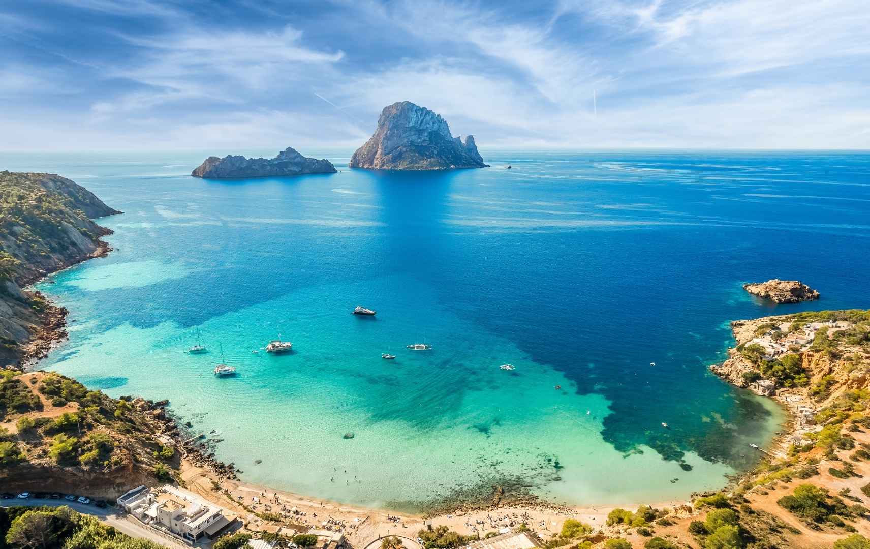 Panoramablick-über-die-Cala-du-Hort-und-das-Meer-auf-Ibiza
