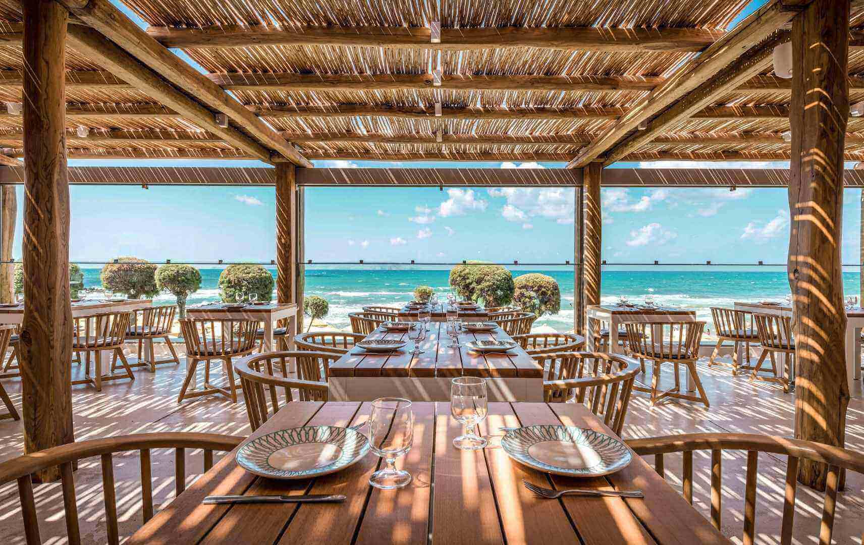 Restaurant mit Meerblick im Mitsis Rinela Beach Resort & Spa auf Kreta im 
