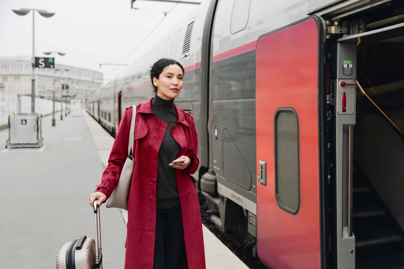 Frau am Bahnsteig vor TGV Inoui