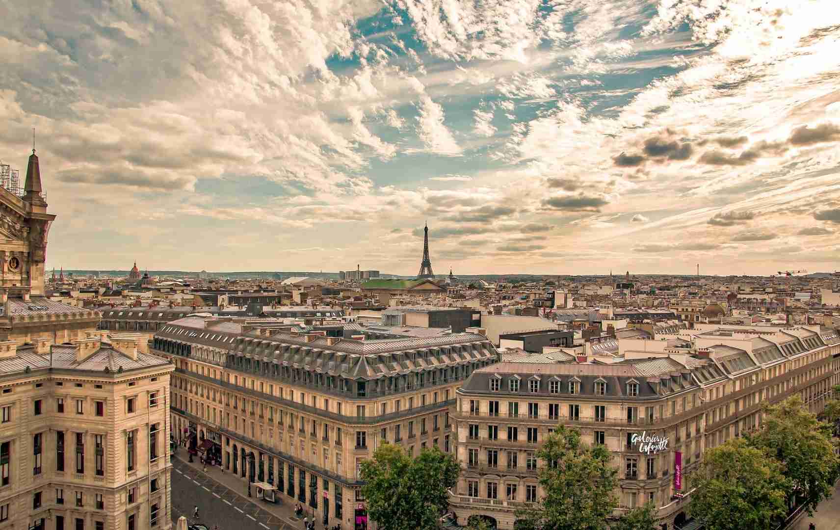 Blick auf Häuserfassaden und Eiffelturm in Paris