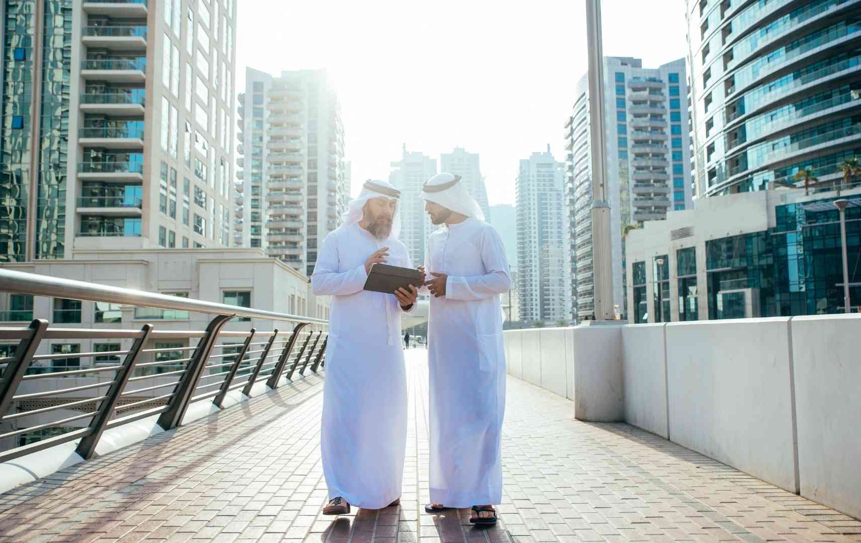 Männer mit Tablet in den Emiraten
