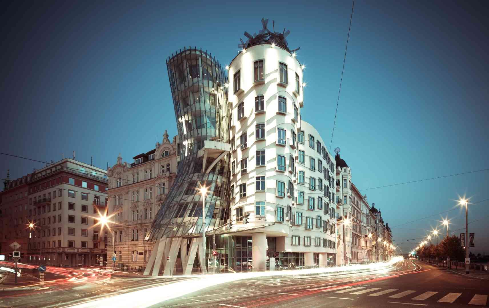 Moderne Gebäude in Prag bei Nacht