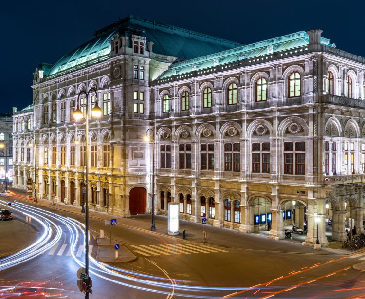 Außenansicht Wiener Staatsoper bei Nacht