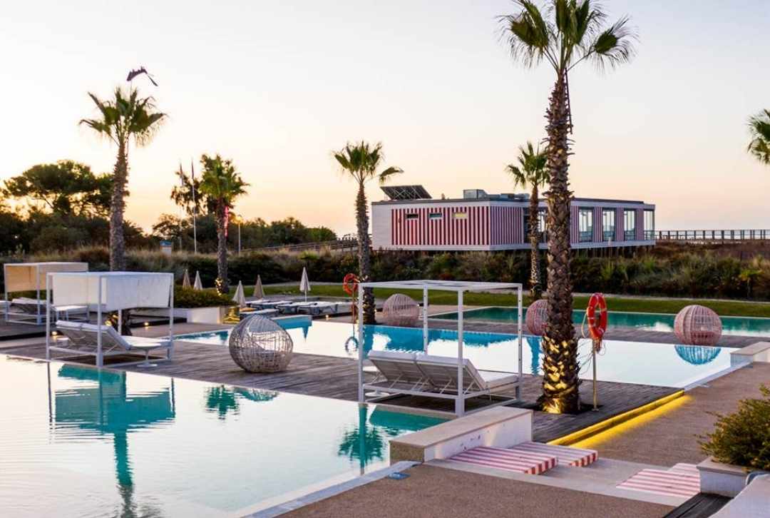 Pool mit Palmen des Pestana Alvor South Beach an der Algarve