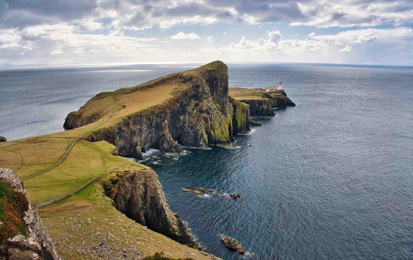 Grüne Felsspitze und Meer in Schottland