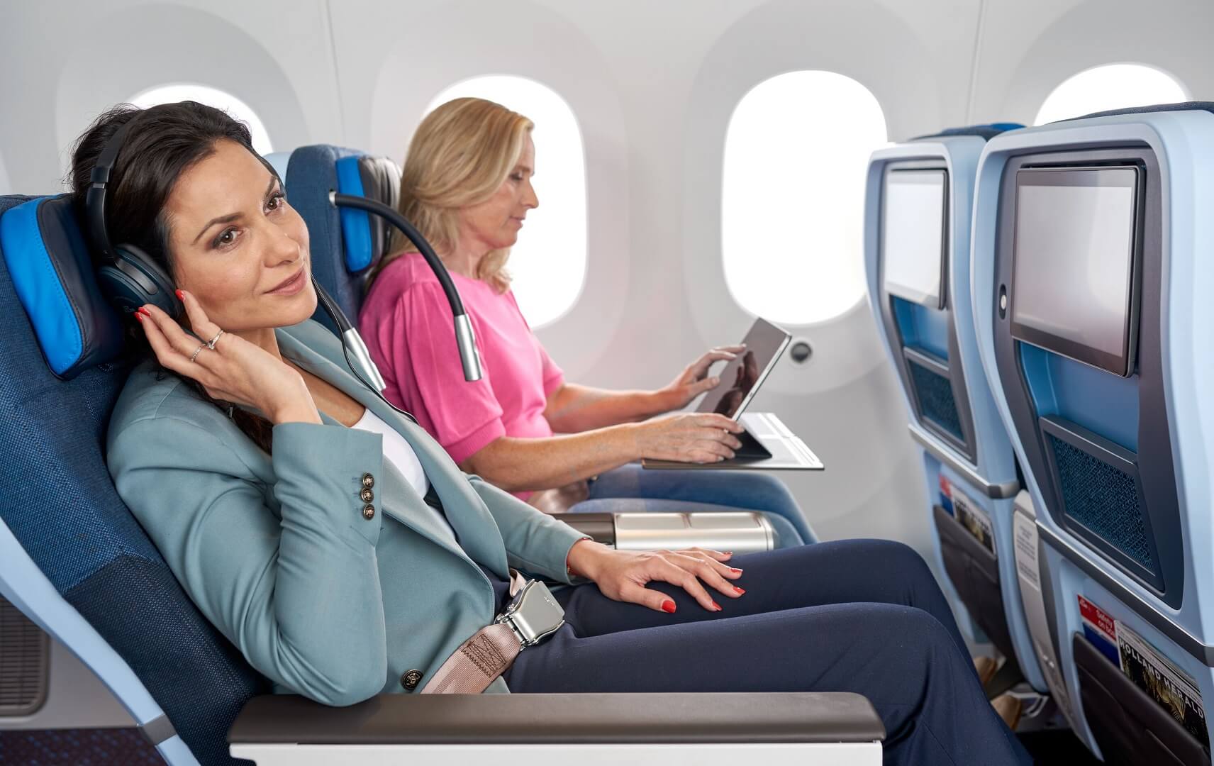 Zwei Passagierinnen in der Premium Comfort Class von KLM