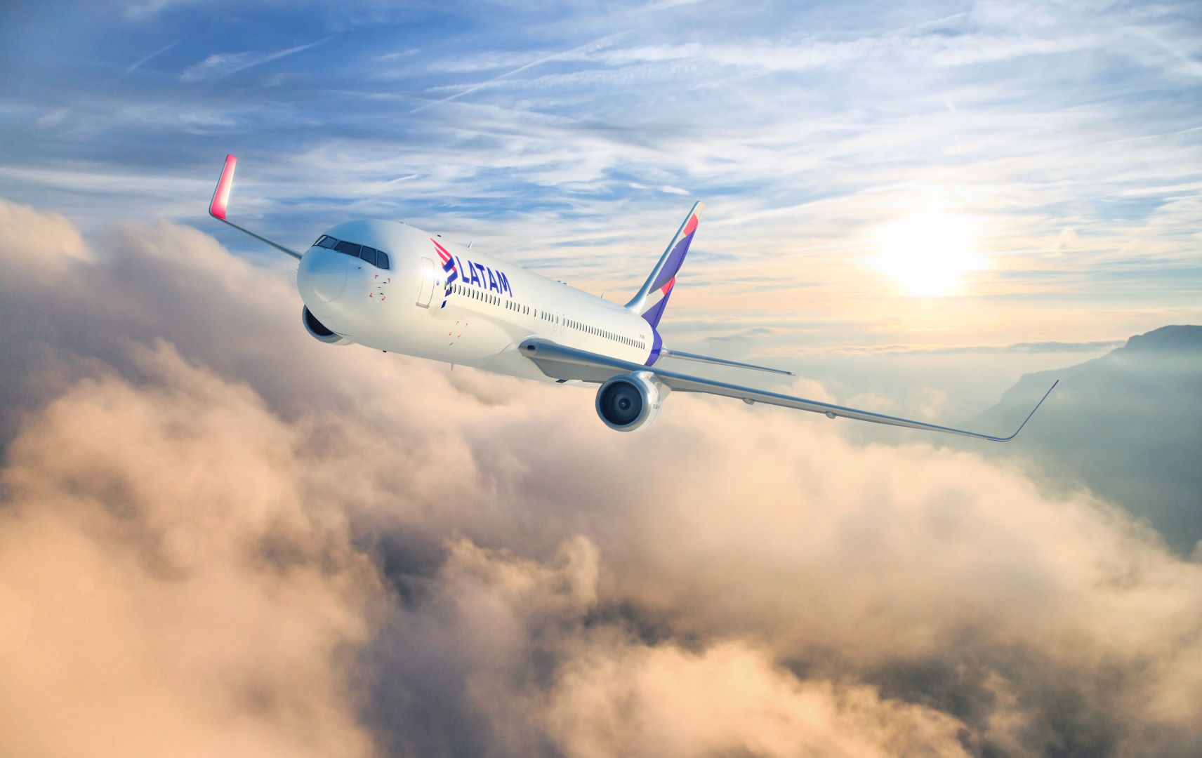 Flugzeug LATAM Airlines über den Wolken