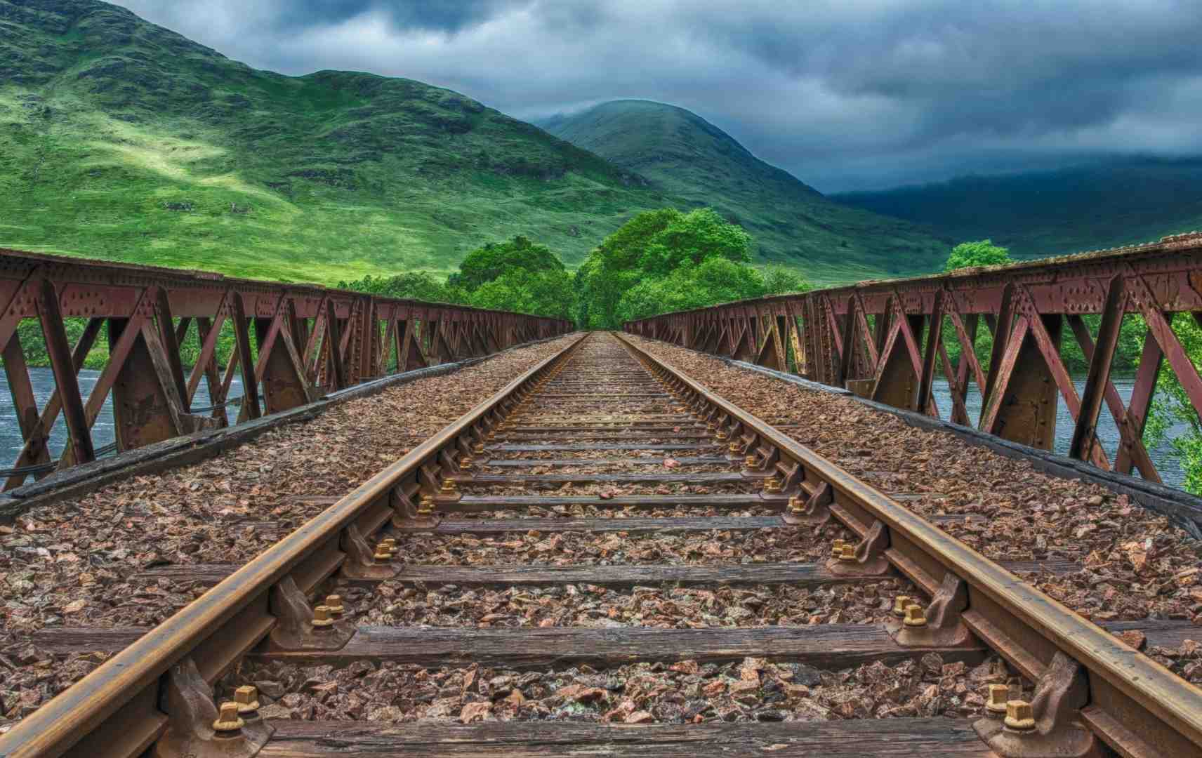 Schienen durch die grüne Landschaft in Schottland