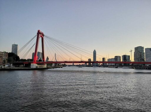 Rote Brücke in Rotterdam