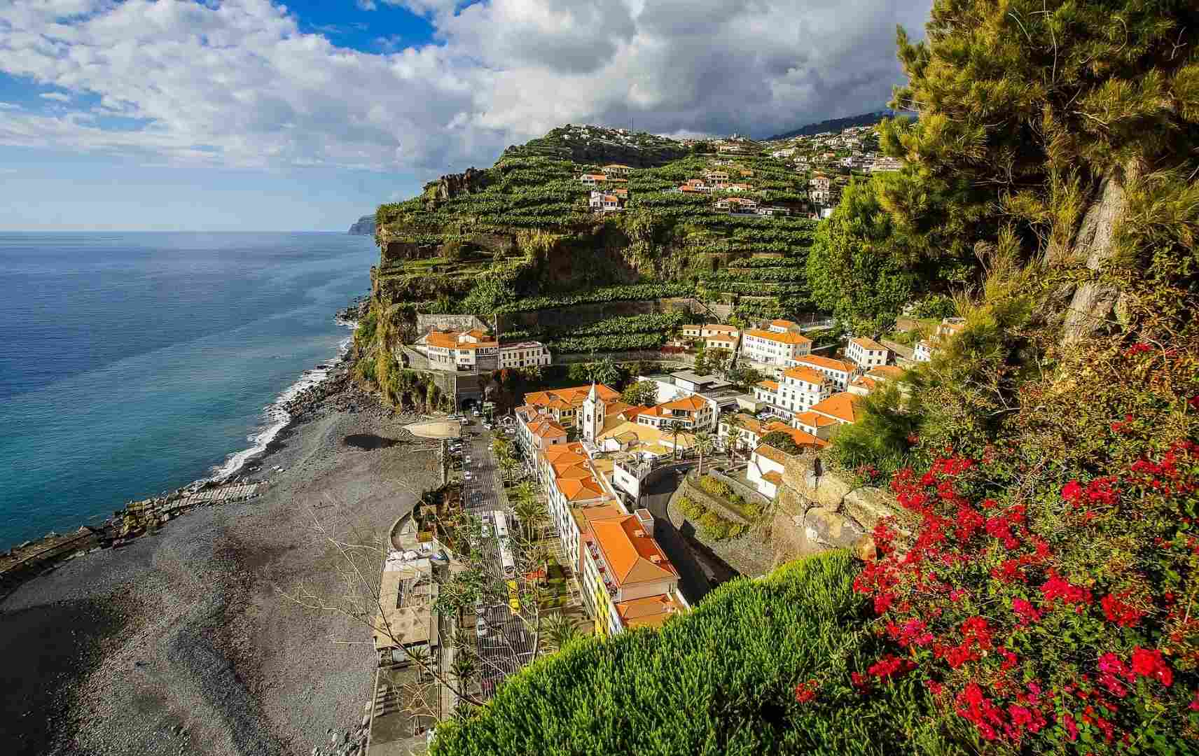 Grünes Madeira mit schwarzem Strand und Blick aufs Meer