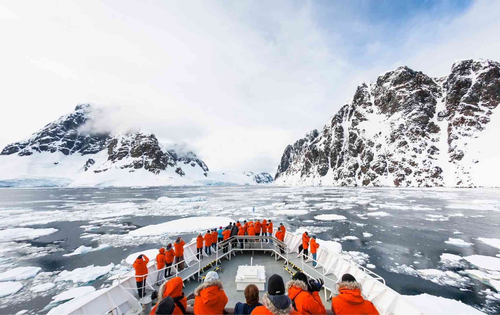 Passagiere auf Kreuzfahrtschiff im Lemaire Kanal in der Antarktis