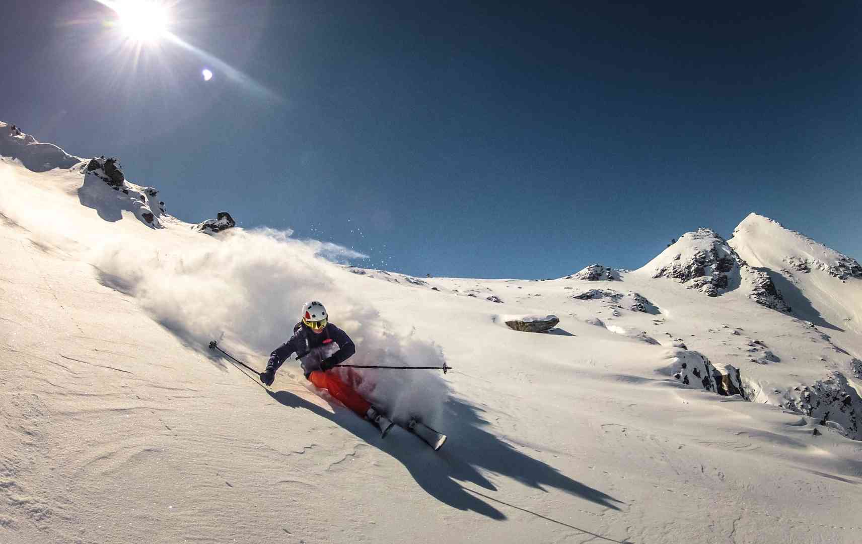 Skifahrer bei der Abfahrt in Österreich
