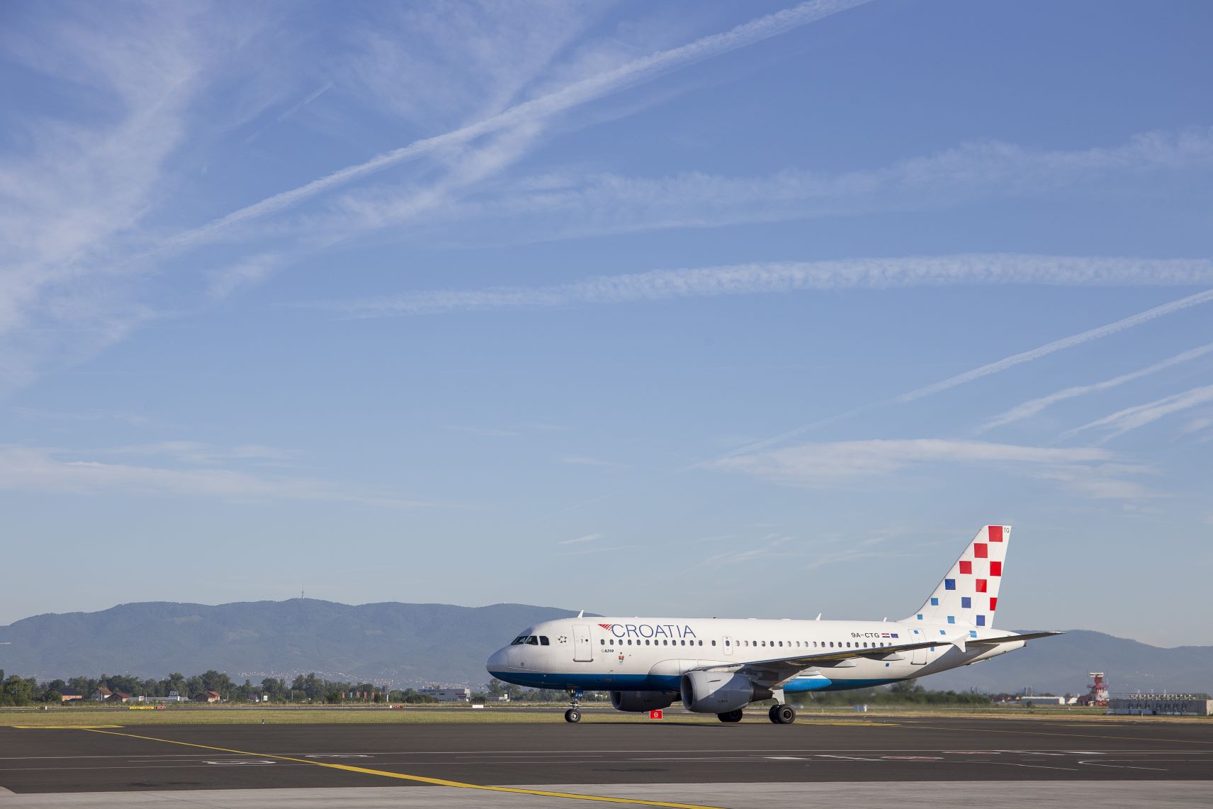 Flugzeug von Croatia Airlines am Boden