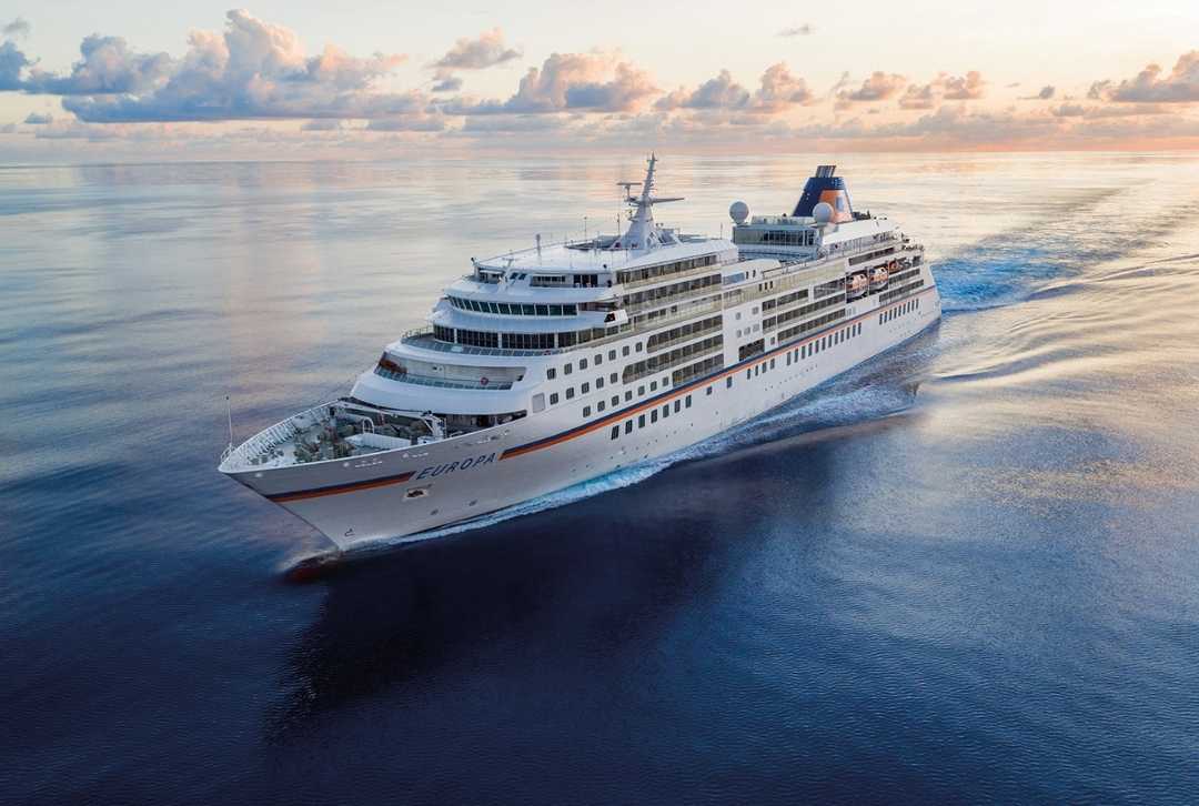 Kreuzfahrtschiff Europa von Hapag-Lloyd Cruises auf hoher See