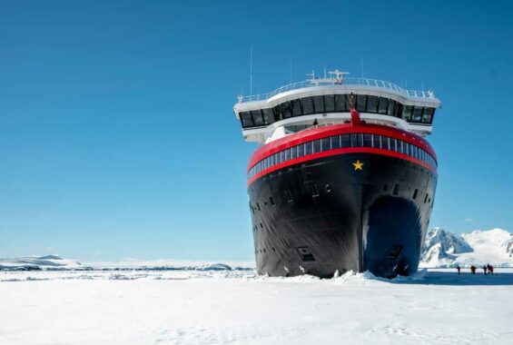 Hurtigruten Schiff im Eis