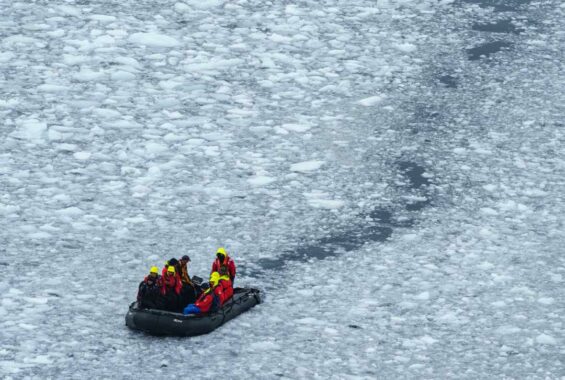 Boot fährt durch Eisschollen