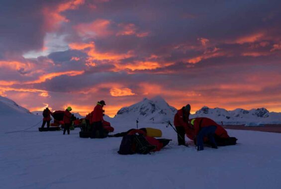 Kreuzfahrt-Teilnehmer bauen Zelte in der Antarktis auf